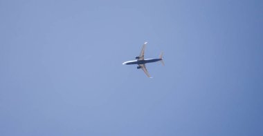 Gökyüzünde bir uçak