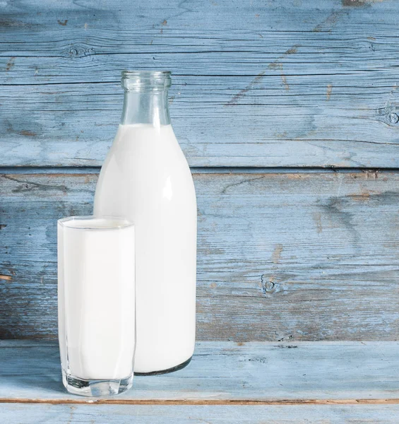 Milk cup and bottle — Stock Photo, Image
