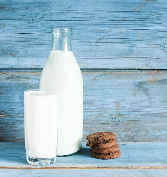 Oatmeal cookies and a glass of milk — Stock Photo, Image