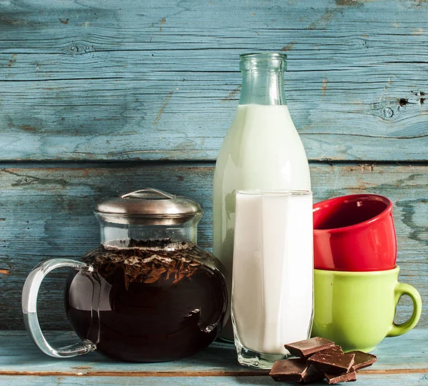 Čaj a mléko na staré dřevěné pozadí — Stock fotografie