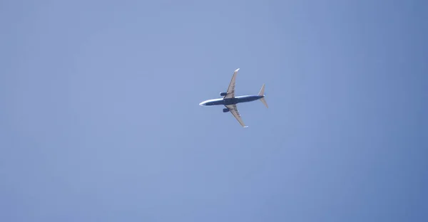 Avion dans le ciel — Photo