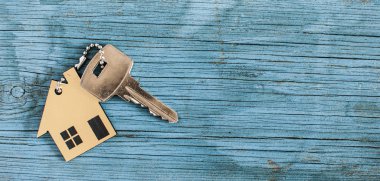 Evin ahşap antika arka plan üzerinde gümüş anahtar simgesi