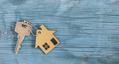 Evin ahşap antika arka plan üzerinde gümüş anahtar simgesi