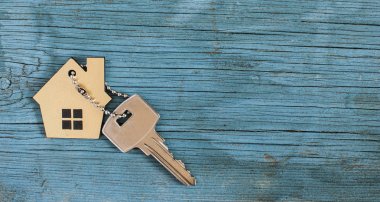 Evin ahşap antika arka plan üzerinde gümüş anahtar simgesi