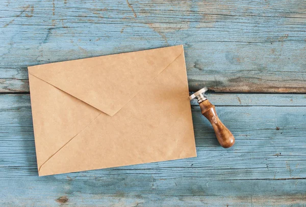 Bruine envelop met een stempel — Stockfoto