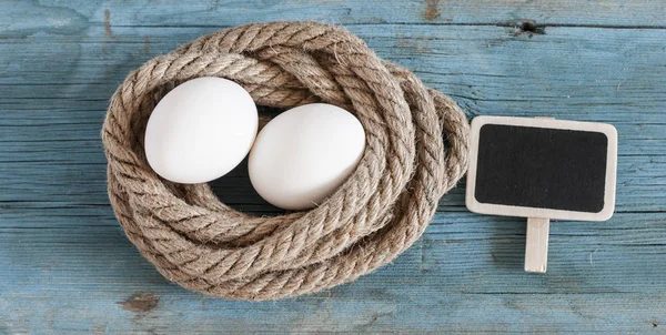 Čerstvé kuřecí vejce ležela na dřevěný stůl — Stock fotografie