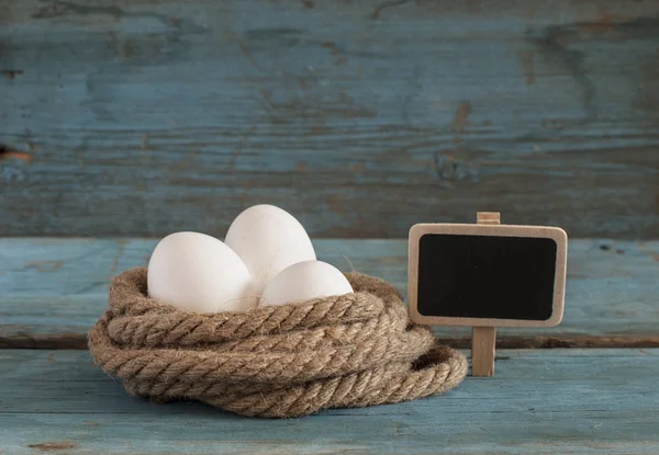 Friss csirke tojás feküdt a fa tábla — Stock Fotó