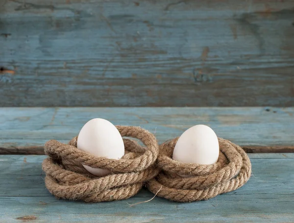 Čerstvé kuřecí vejce ležela na dřevěný stůl — Stock fotografie