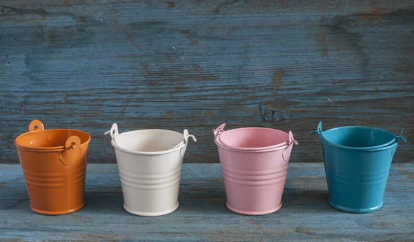 Prázdné barevné kbelíky — Stock fotografie