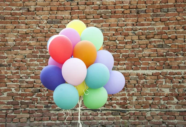 Kleurrijke ballons met gelukkig viering partij achtergrond — Stockfoto