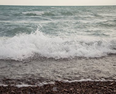 deniz dalga ve çakıl plaj