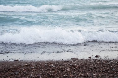 deniz dalga ve çakıl plaj