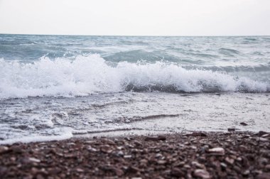 deniz dalga ve çakıl plaj