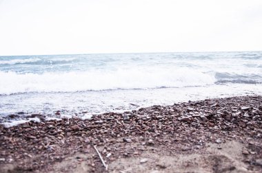 deniz dalga ve çakıl plaj