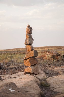 doğada büyük taşlar piramit 