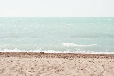 Bir çakıl taşı kumsalında el salla