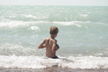 Sevimli çocuk kumsalda eğleniyor