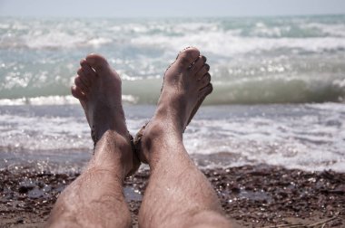 Kumsalda dinlenirken