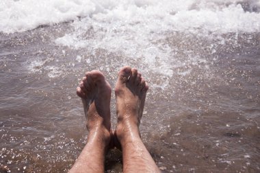 Kumsalda dinlenirken