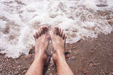 Kumsalda dinlenirken