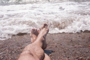 Kumsalda dinlenirken