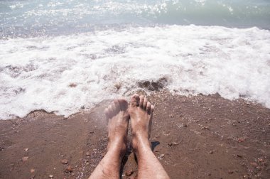 Kumsalda dinlenirken