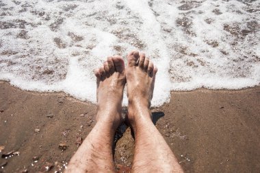 Kumsalda dinlenirken