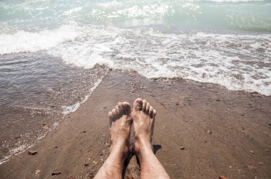 Kumsalda dinlenirken