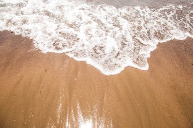 Deniz plaj dalga beyaz köpük ile