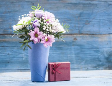 Vazodaki renkli çiçekler