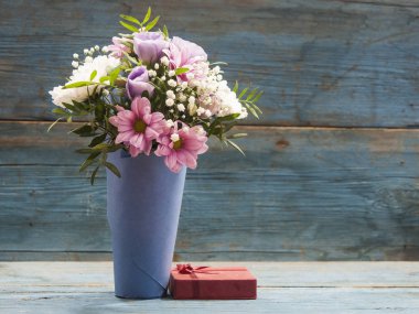 Vazodaki renkli çiçekler