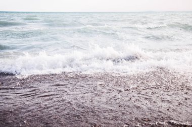 deniz dalga ve çakıl plaj