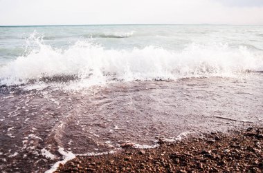 deniz dalga ve çakıl plaj