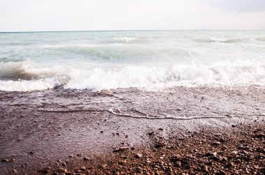 deniz dalga ve çakıl plaj
