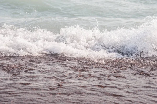 Skummande havet på stranden, på nära håll — Stockfoto