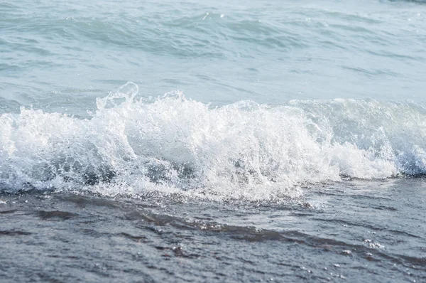 Schuimend zee kust bij het strand, close-up — Stockfoto