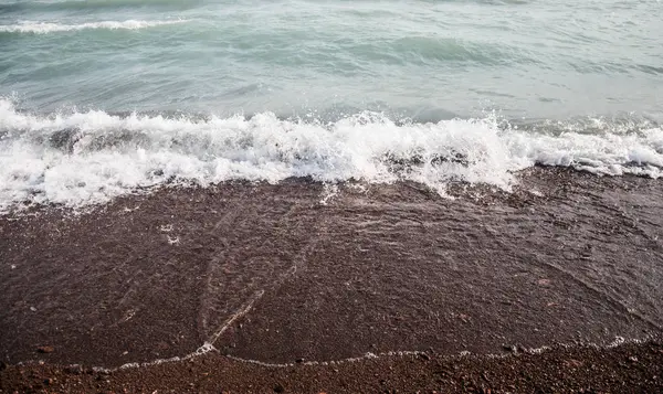 Skummande havet på stranden, på nära håll — Stockfoto