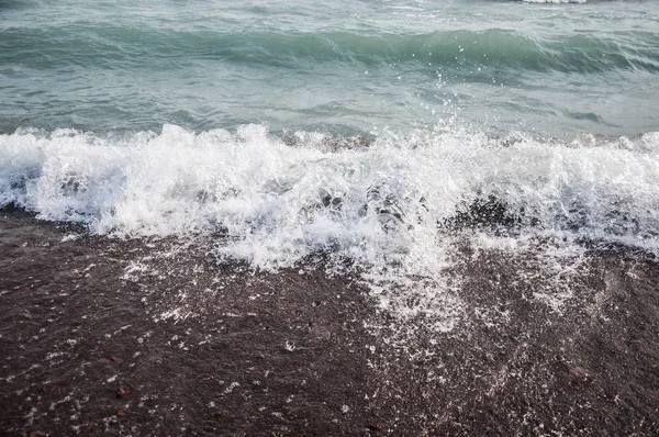 Schiumosa spiaggia sul mare, da vicino — Foto Stock