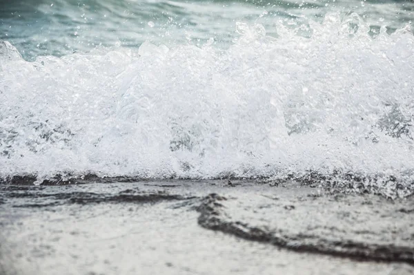 Bir çakıl taşı kumsalında el salla — Stok fotoğraf