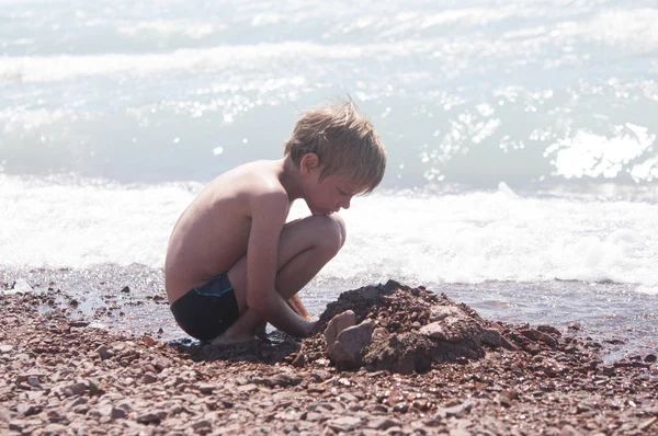 Šťastné dítě hraje na pláži — Stock fotografie