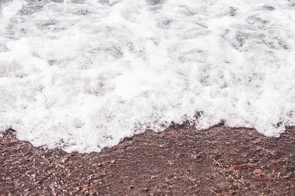 Fala i kamienistej plaży nad morzem — Zdjęcie stockowe