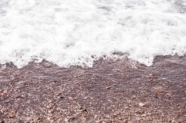 Sea wave och pebble beach — Stockfoto
