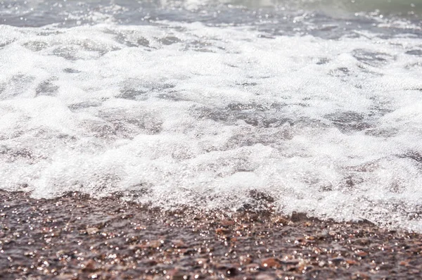 Fala i kamienistej plaży nad morzem — Zdjęcie stockowe