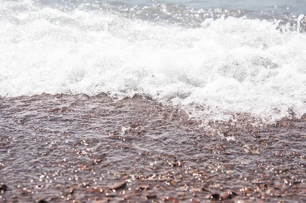 Fala i kamienistej plaży nad morzem — Zdjęcie stockowe