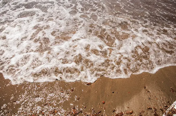 Plage de la mer avec vague de mousse blanche — Photo