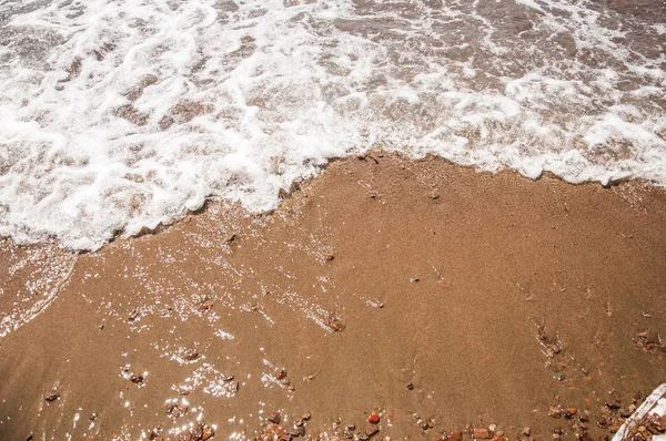 Stranden med vita skum våg — Stockfoto