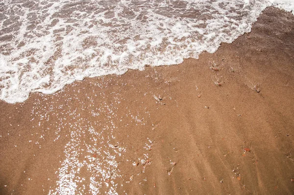 Deniz plaj dalga beyaz köpük ile — Stok fotoğraf