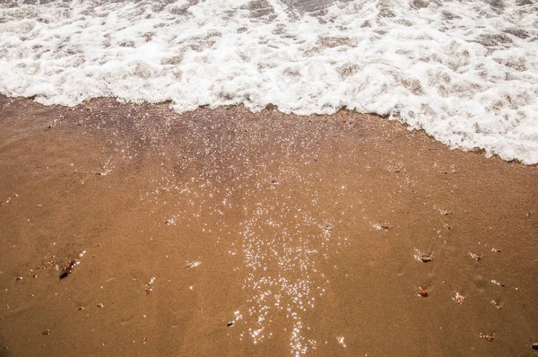 Stranden med vita skum våg — Stockfoto