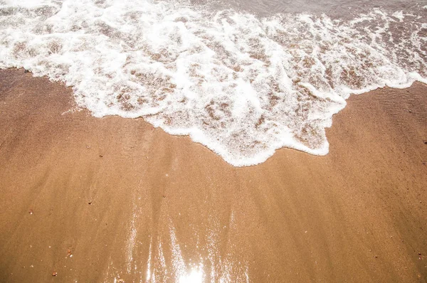 Deniz plaj dalga beyaz köpük ile — Stok fotoğraf