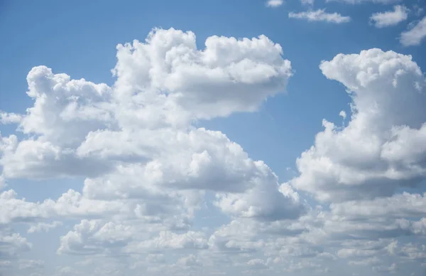 Blå himmel med moln närbild — Stockfoto